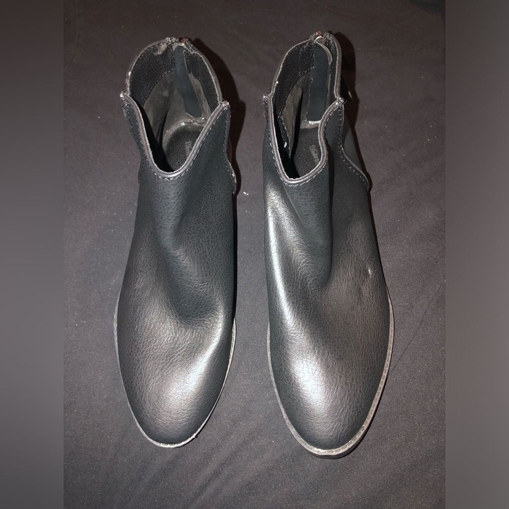 Universal Thread Boots size 8